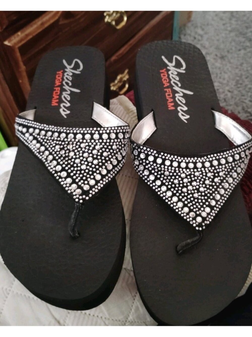 Skechers Size 10 Yoga Foam Vinyasa Jeweled Bling Wedge Flip Flops Rhinestone - Picture 9 of 10